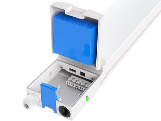 Lámpara a prueba de humedad D4 LED con hasta 160 LPW con tapa de extremo rápida y cableado conectable adecuado para garaje de aparcamiento e iluminación