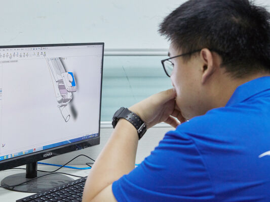 Lámpara a prueba de humedad D4 LED 160LPW con lista 4 emergencia 4W@3HRS enchufe fácil de mantenimiento adecuado para garaje de aparcamiento e iluminación