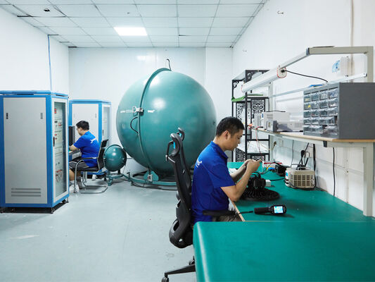 Lámpara a prueba de humedad D4 LED 160LPW con lista 4 emergencia 4W@3HRS enchufe fácil de mantenimiento adecuado para garaje de aparcamiento e iluminación