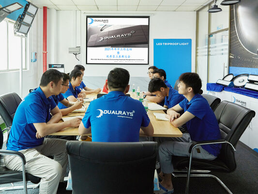 Lámpara a prueba de humedad D4 LED 160LPW con lista 4 emergencia 4W@3HRS enchufe fácil de mantenimiento adecuado para garaje de aparcamiento e iluminación