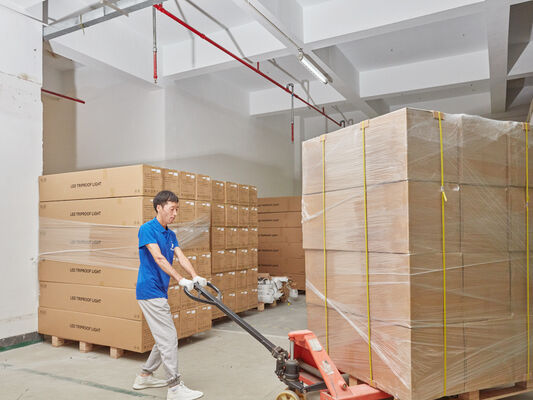 Lámpara a prueba de humedad D4 LED con potencia conmutable DIP y 3CCT Loop in-out Wire 3*1.5/2.5mm2 o 5*1.5/2.5mm2 cable a través adecuado para talleres y almacén