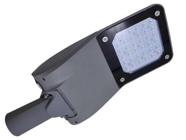 Eficacia al aire libre AC100-277V 50-60Hz de las luces de calle de la aleación de aluminio LED 30W IP66 150LPW